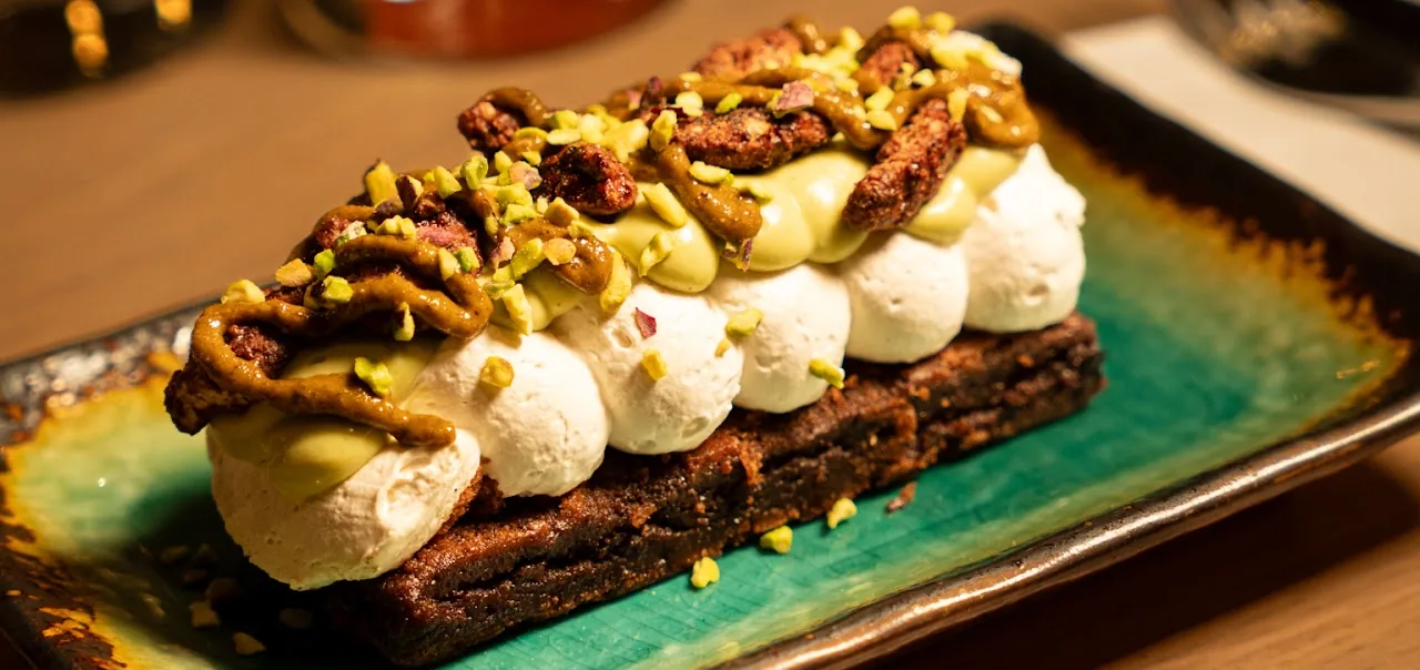 Le brownie, ganache pistache, praliné et chouchou