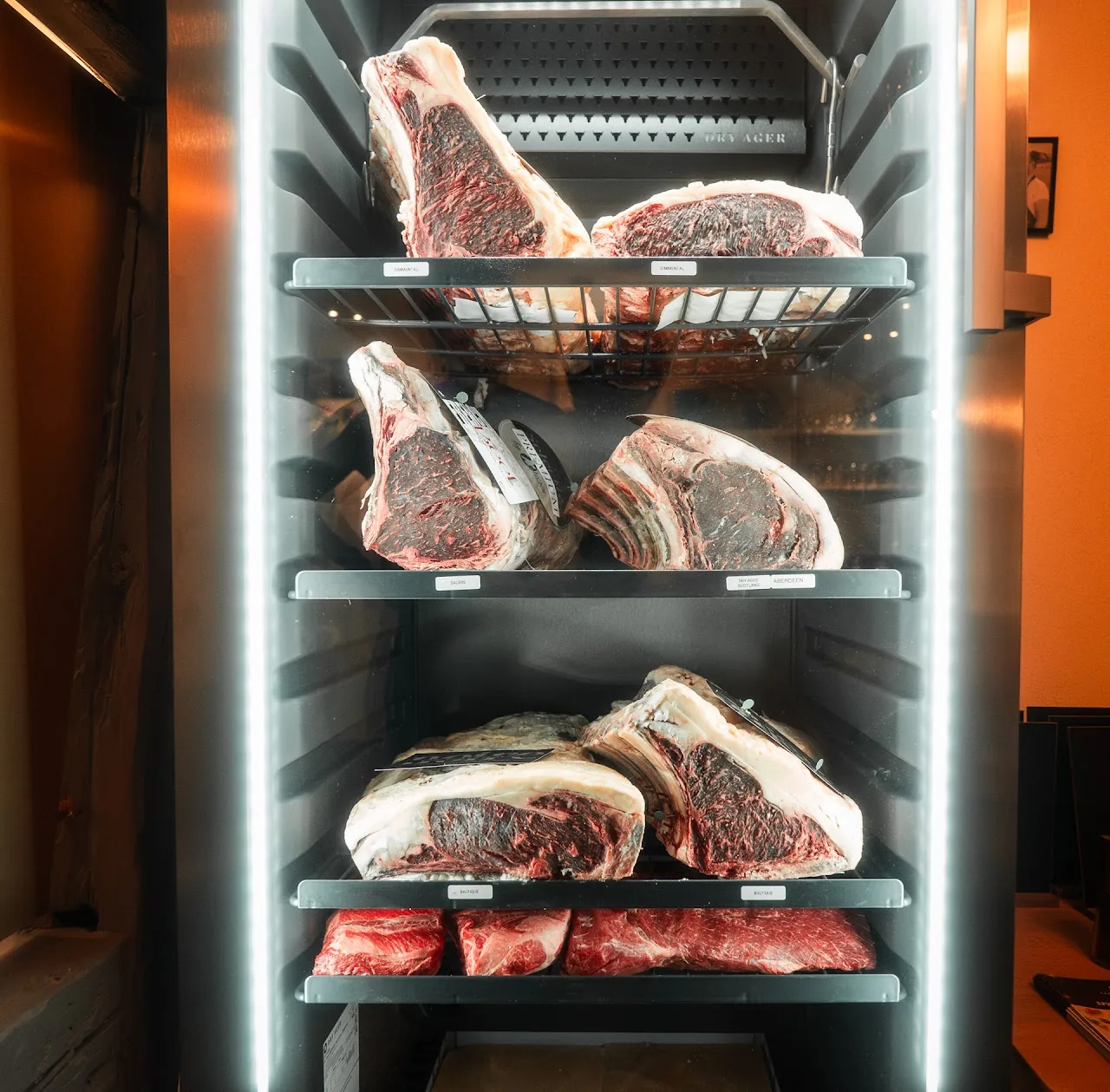 Côtes de bœuf en maturation dans la cave vitrée