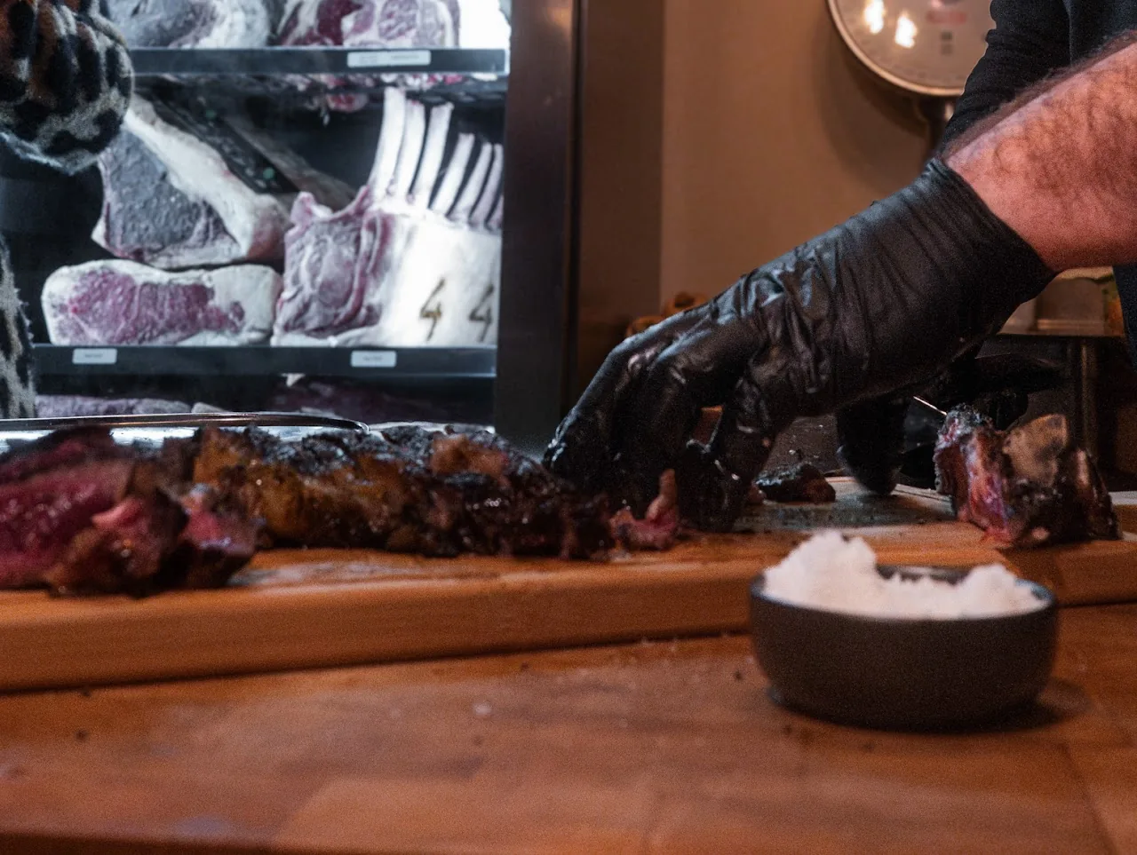 Une pièce de viande découpée sur la planche, devant la cave