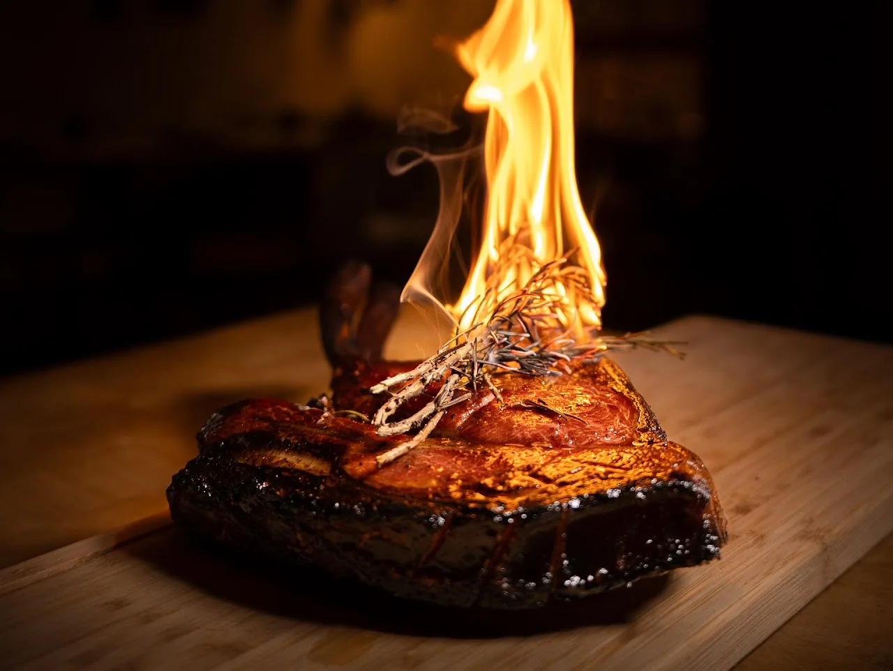 Une côte sur la planche, flambée au romarin