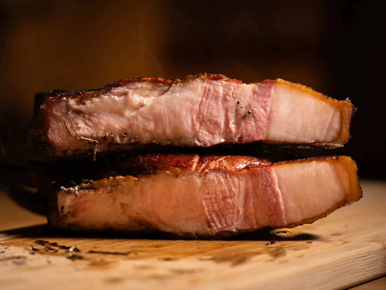 Tranches de viande fumée sur une planche